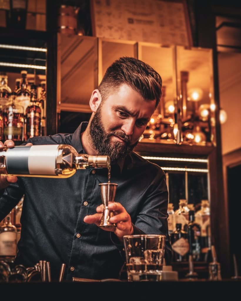 bar-manager-is-making-drinks-at-the-bar.jpg preparación de cocteles