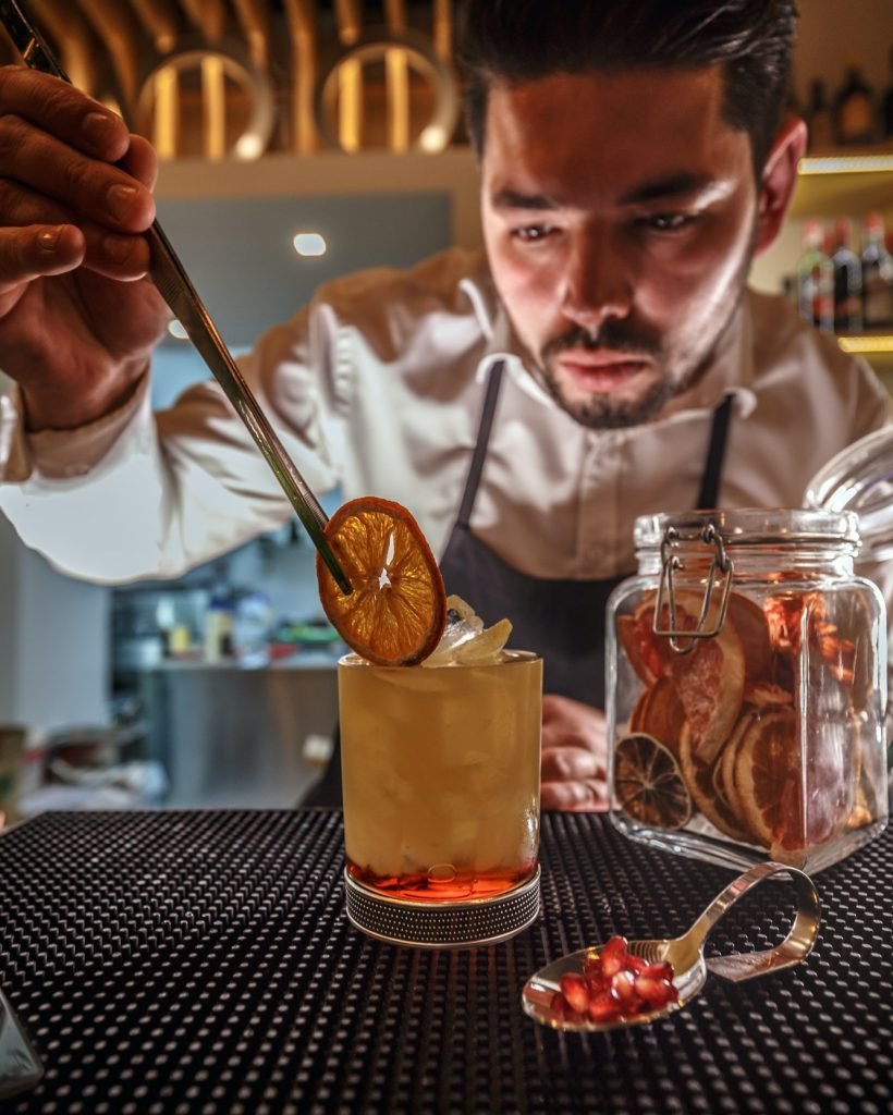 bartender.jpg preparación de tragos